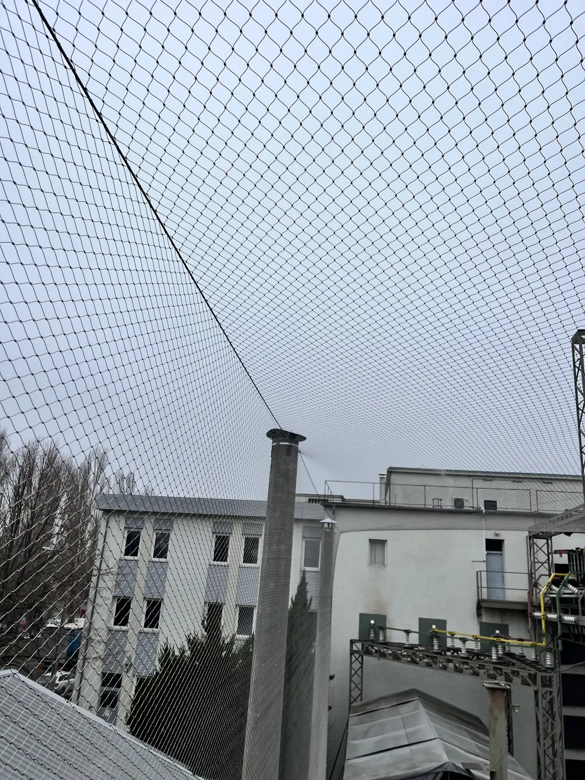 Dekra Tic telephelyén védőháló felszerelése — 4