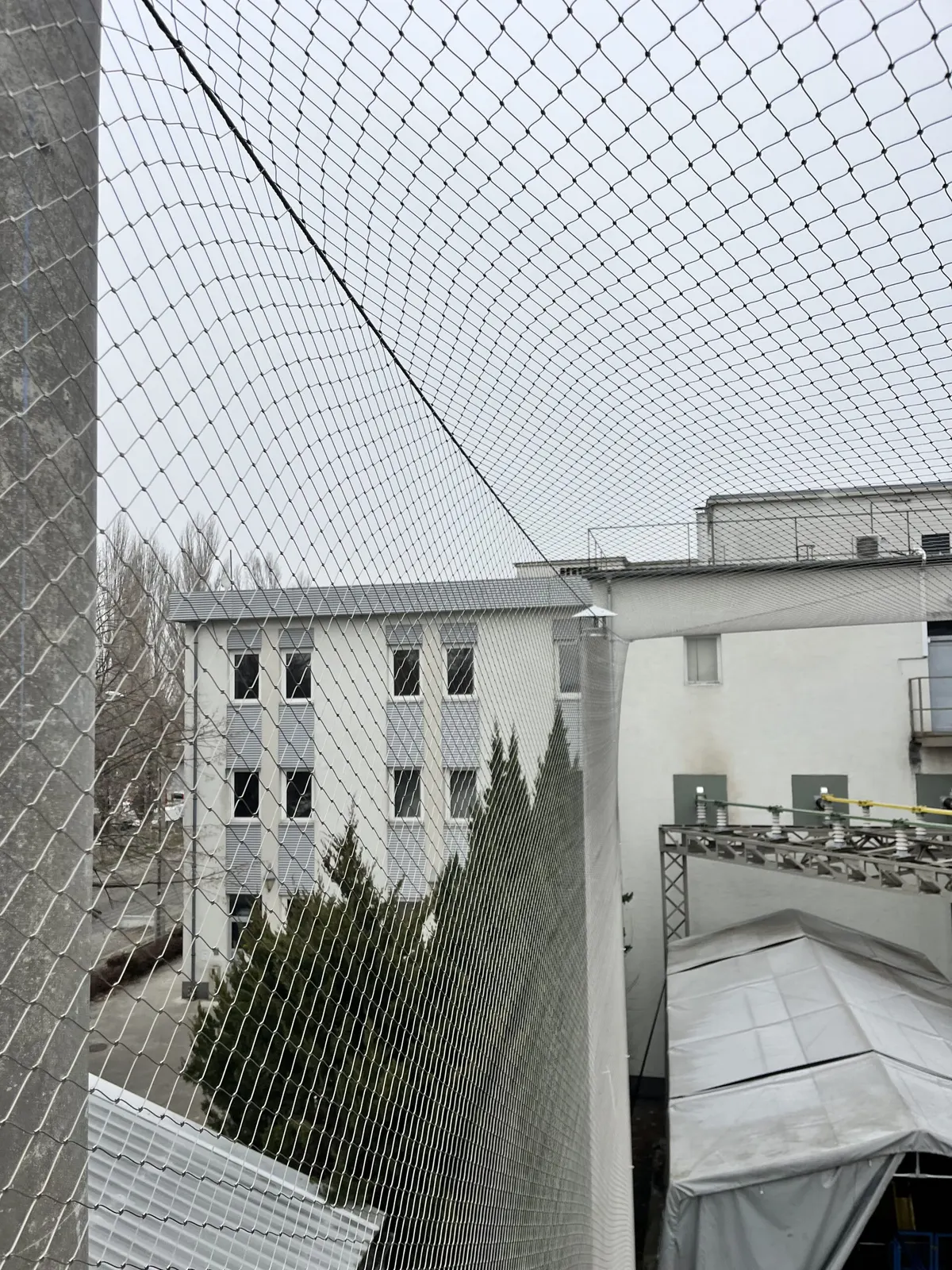 Dekra Tic telephelyén védőháló felszerelése — 1