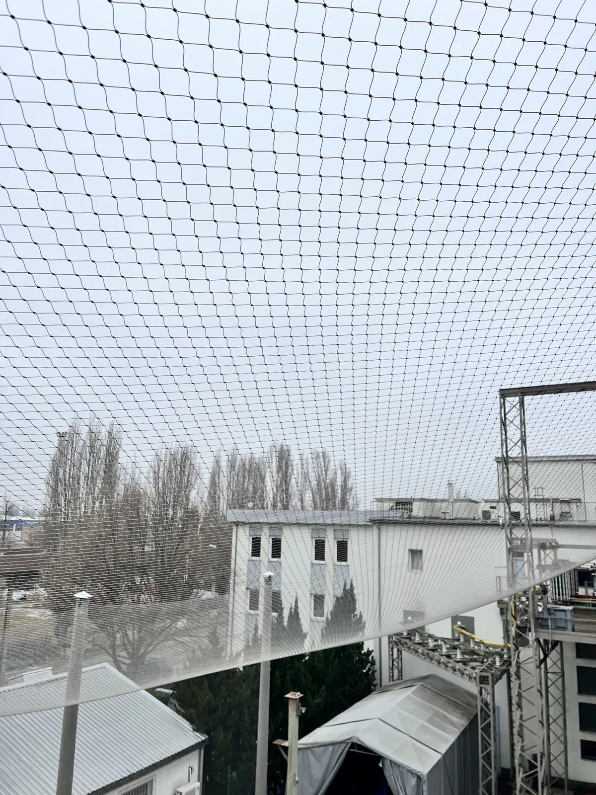 Dekra Tic telephelyén védőháló felszerelése — 2